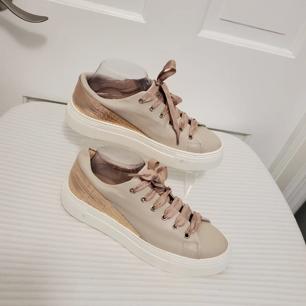 EUC AGL Cap Back Platform Sneaker Shoes in a soft nude/rosegold leather sz. 39.5